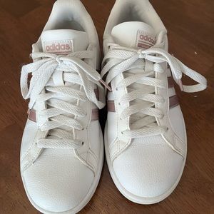 Very Lightly used adidas cloud foam shoes
